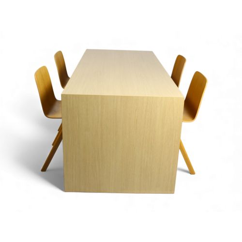 vdm. Tafelset met HAY stoelen
