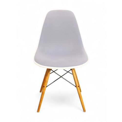 Vitra DSW stoel, gestoffeerd, essen onderstel, grijs-wit