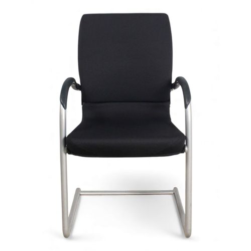 Ahrend 230 vergaderstoel, meegestoffeerde rugleuning, zwart-aluminium