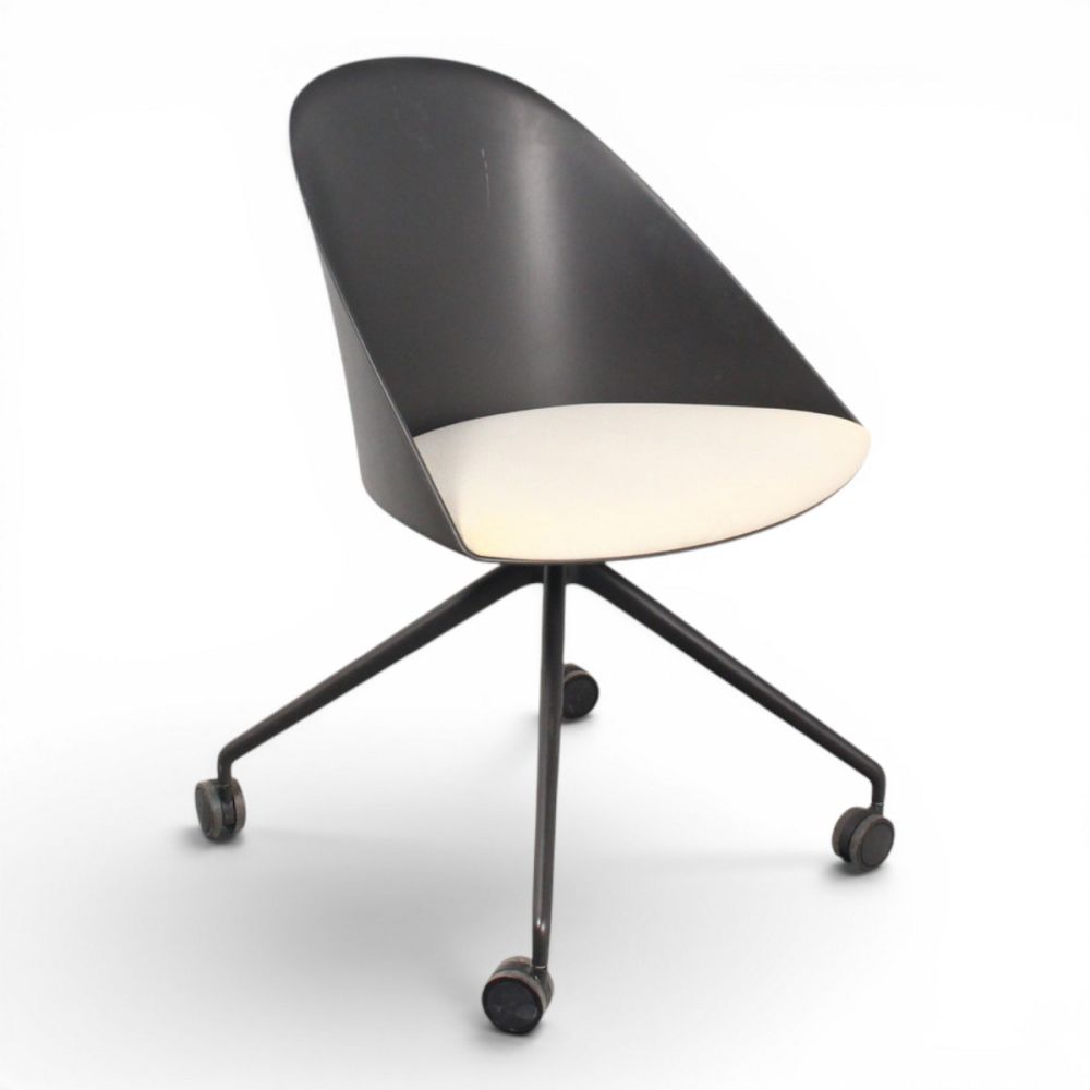 Arper Cila vergaderstoel, zwart-beige
