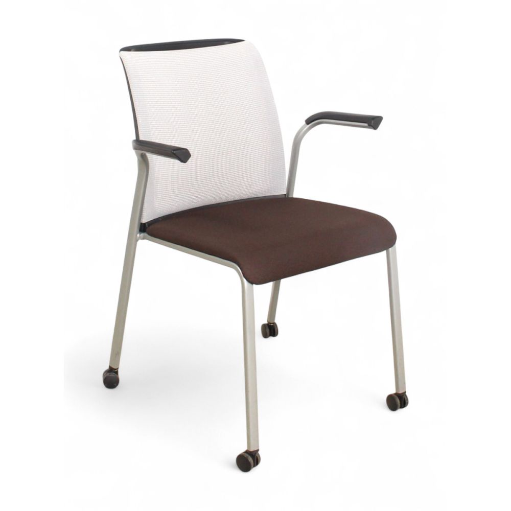 Steelcase Eastside, verrijdbare en stapelbare vergaderstoel, grijs-bruin