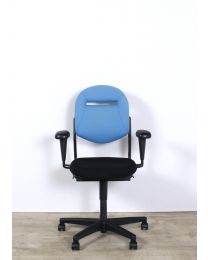 Ahrend 220 bureaustoel, EN1335, 3D armleuningen, zwart met blauw gestoffeerd