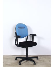 Ahrend 220 bureaustoel, EN1335, 3D armleuningen, zwart met blauw gestoffeerd