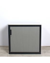 Lensvelt roldeurkast, laag model, 75x80x45,5 cm, zwart met grijs topblad, voorzien van één legbord