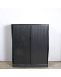 Ahrend roldeurkast, halfhoog model, 144 x 120 cm, zwart met beuken topblad, inclusief 3 legborden