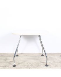 Vitra Ad Hoc vergadertafel, vierkant model met afgeronde hoeken, 100x100 cm, warmgrijs blad, chrome onderstel